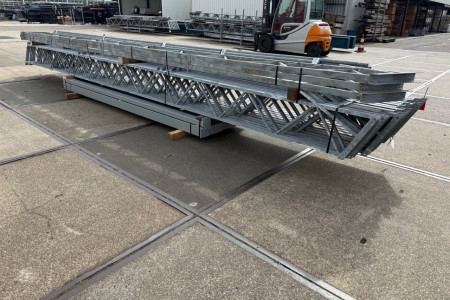 12.80 x 28.00m (358.4m²)